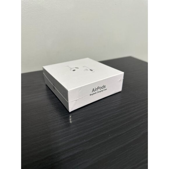 Apple AirPods With MagSafe Charging Case - Picture 3 of 3